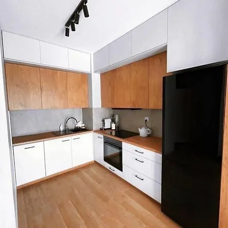 Апартаменты Elegant 1-bedroom Flat With Balcony Near